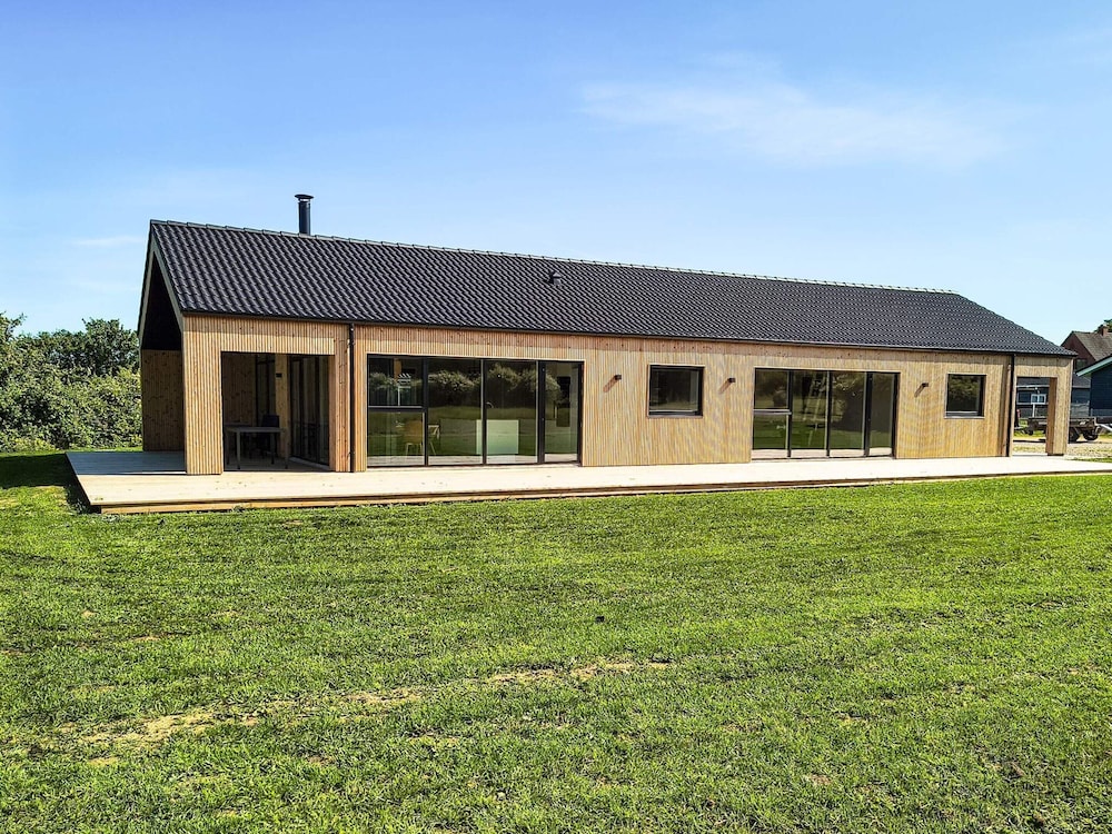 5 Star Holiday Home in Humble