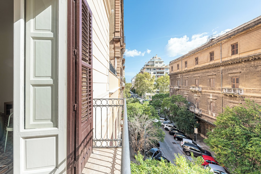 Central City Apartment by Wonderful Italy