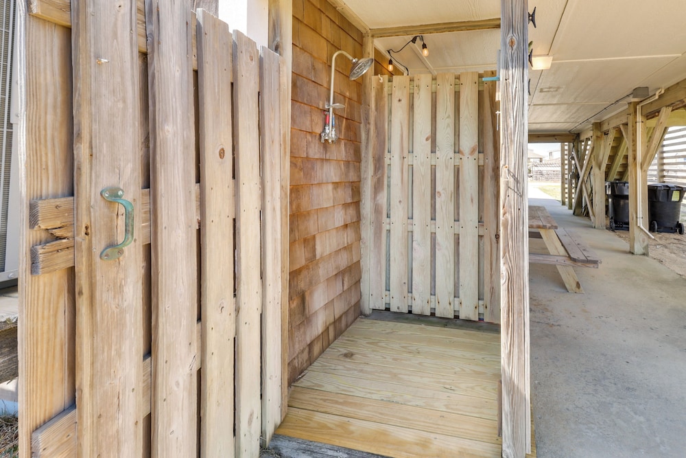 Hot Tub & Ocean Views: Kitty Hawk Haven!