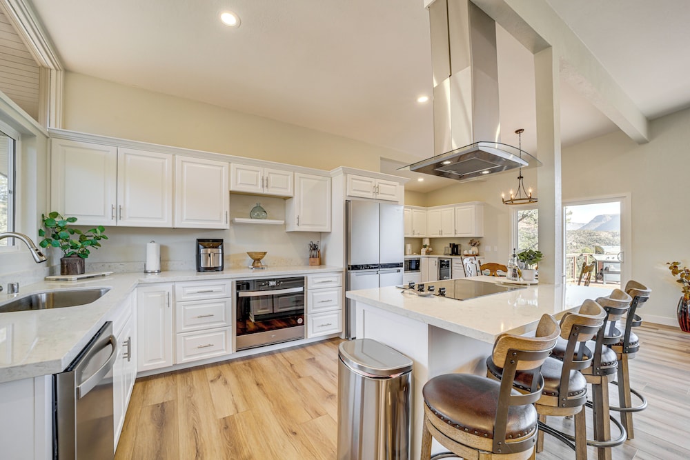 < 1 Mi to Shops: Uptown Sedona Home w/ Hot Tub!