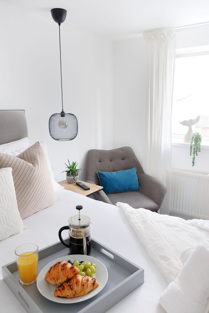 Central Plymouth 2Bed Apartment-Sleeps 4 view 2