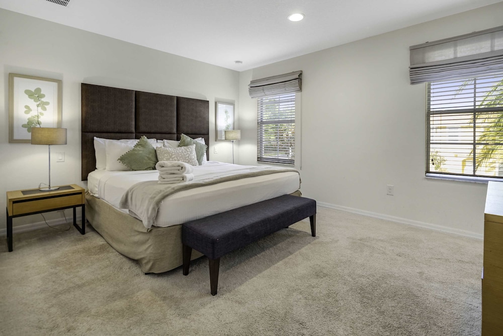 10 Min to Disney Cozy Townhome Jacuzzi