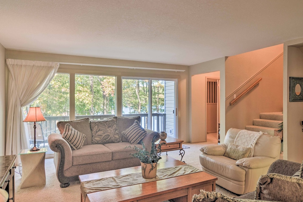 Lakefront Townhome w/ View in Hot Springs Village! view 4