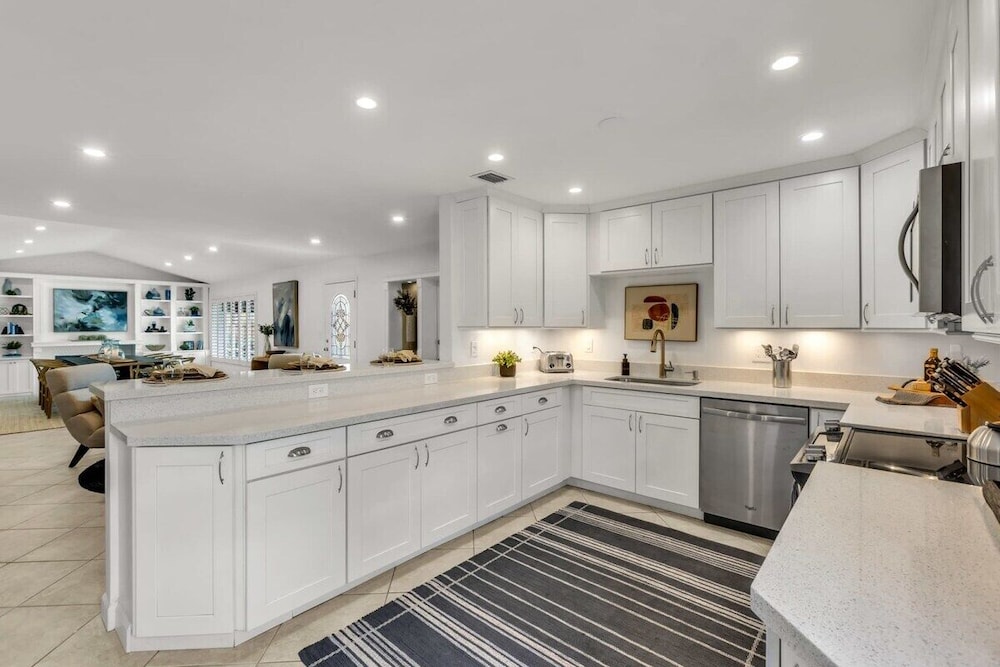New Waterfront Oasis, Minutes to Beach, Eats, Shops