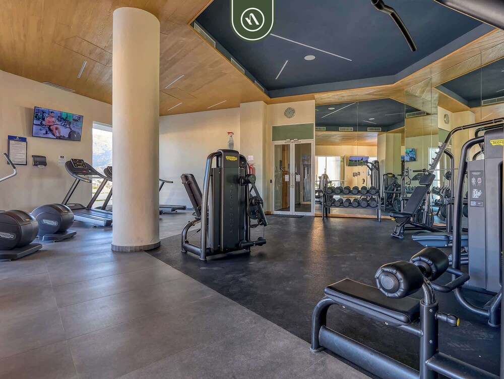 New Oceanfront 1 BR Condo - Gym - Beach - Pool