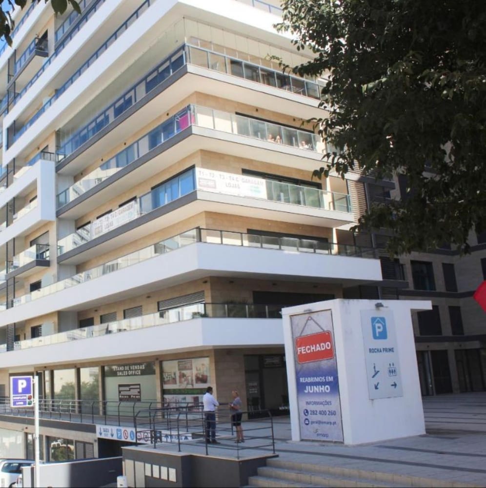 Rocha Prime Center Garage Flat
