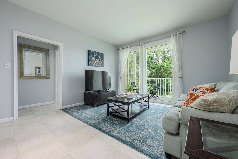 Sunshine & Whiskey Condo for 6 With Resort Amenities Near Grand Boulevard