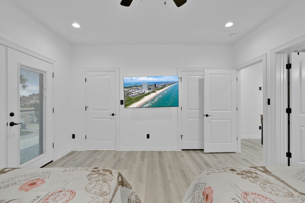 Immaculate Townhouse w Pool Balcony South Padre