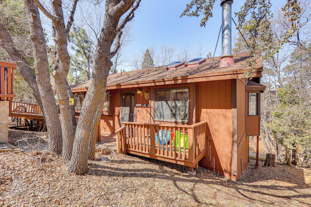 8 Mi to Big Bear Lake: Cabin w/ Deck & Fireplace