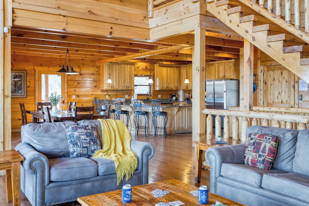 Luxury Cabin w/ Elevator, Theater & Hot Tub Near Dollywood Smoky Vista Lodge