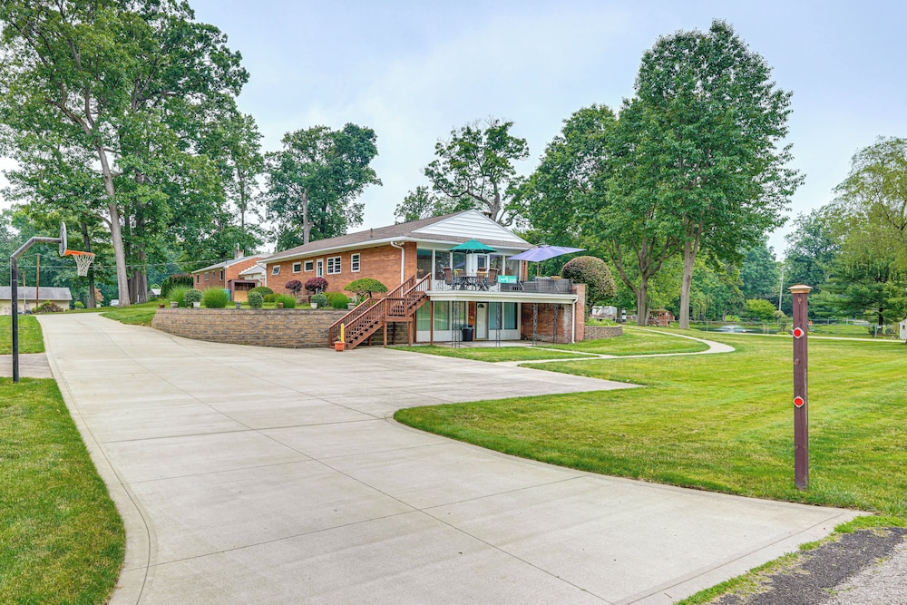 3 Mi to Pro Football Hall of Fame: Home w/ Yard!