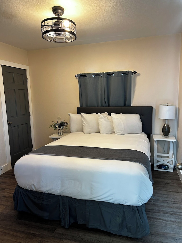 Lamplighter Cabins & Suites