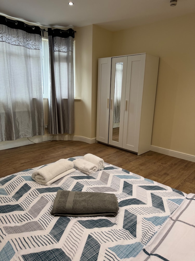 Close Central London 2 bed Flat Sleeps 4