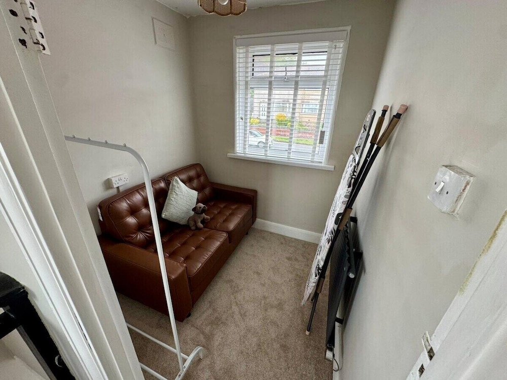 Cosy 2 Bedroom Home With Parking Near City Centre
