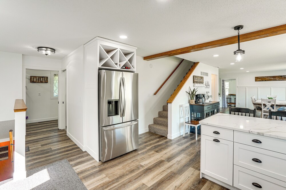 15 Mi to Downtown Sioux Falls: Gem w/ Yard!