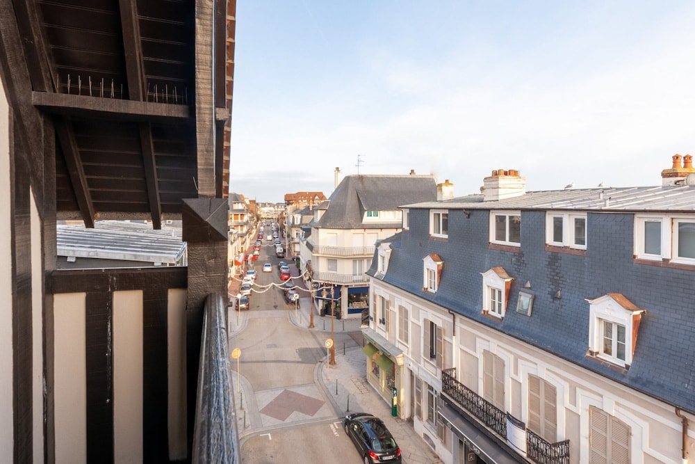Apartment With Parking on Place de Morny