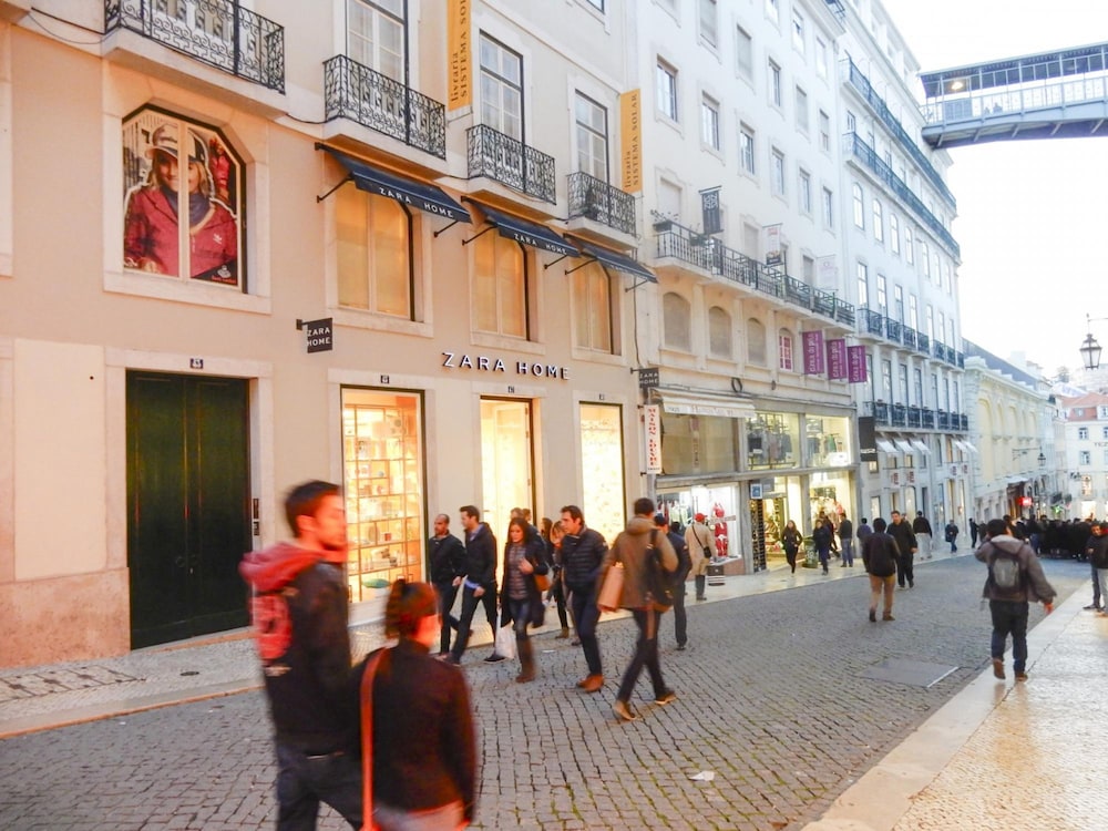 LV Premier Chiado CH8 Comfortable AC Elevator