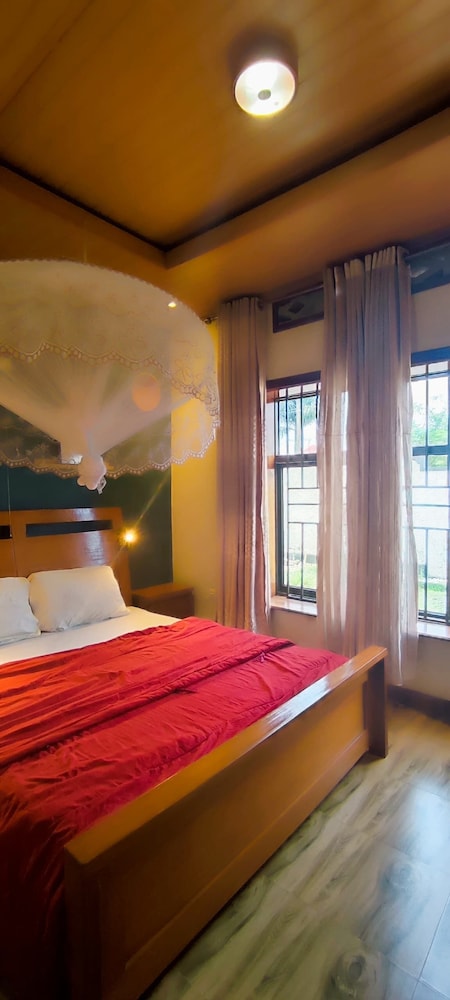 Modern Split-Level 2-Bedroom Condo with Pools, Terrace & Easy Beach Access
