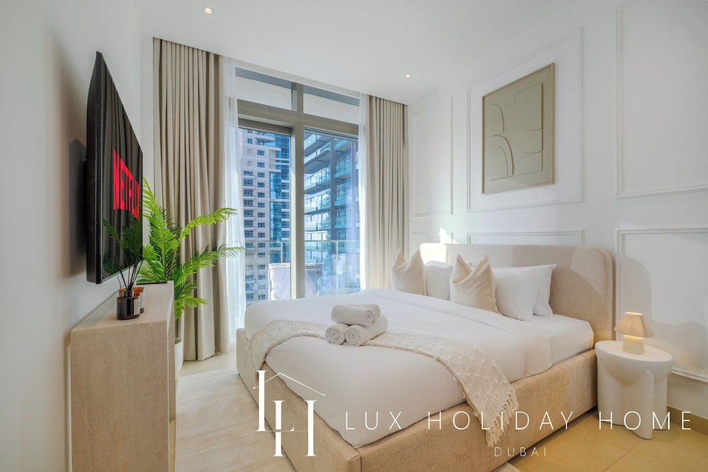 LUX The Marina Gate Sea View Suite