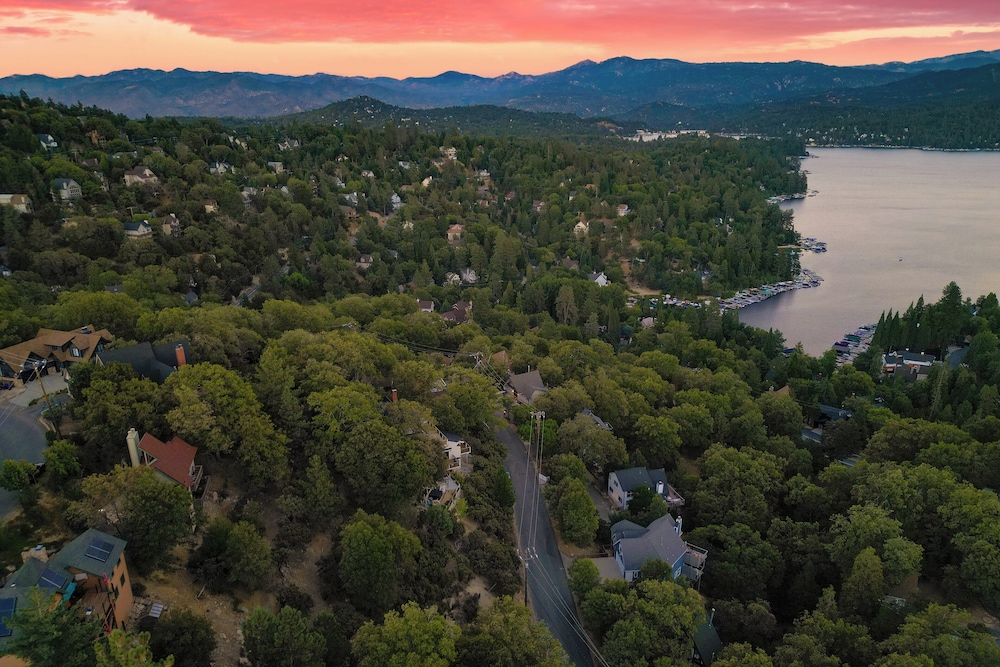 Mins to the Lake, Arcade/playroom, Panoramic Deck Views Nadelhorn by Avantstay view 3