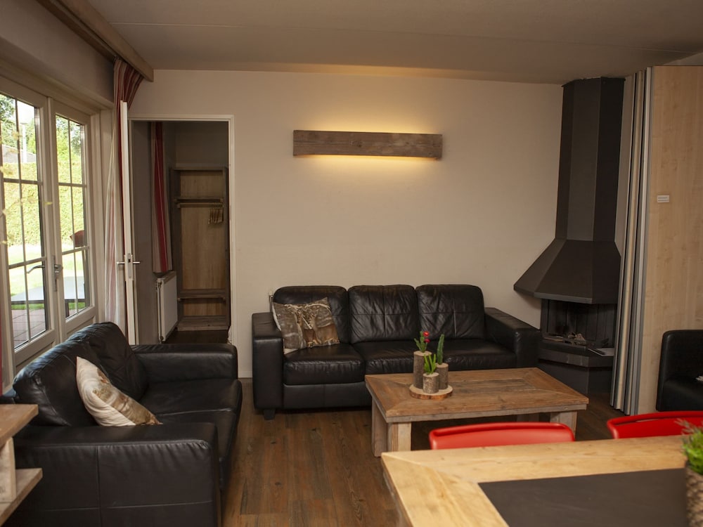 Combined Bungalow with Decorative Fireplace near Veluwe view 4