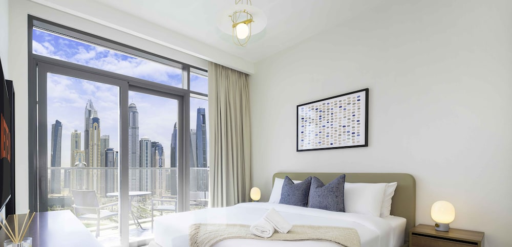 LUX The Marina Vista Beachfront Suite 2