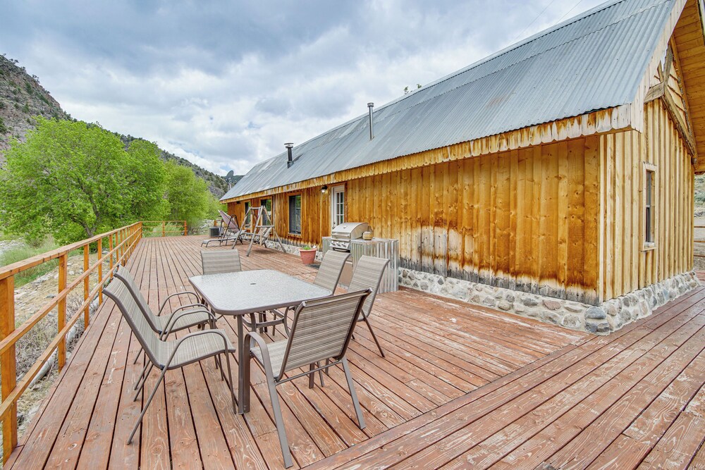 Creekside Cabin w/ Deck & Views in Panguitch!
