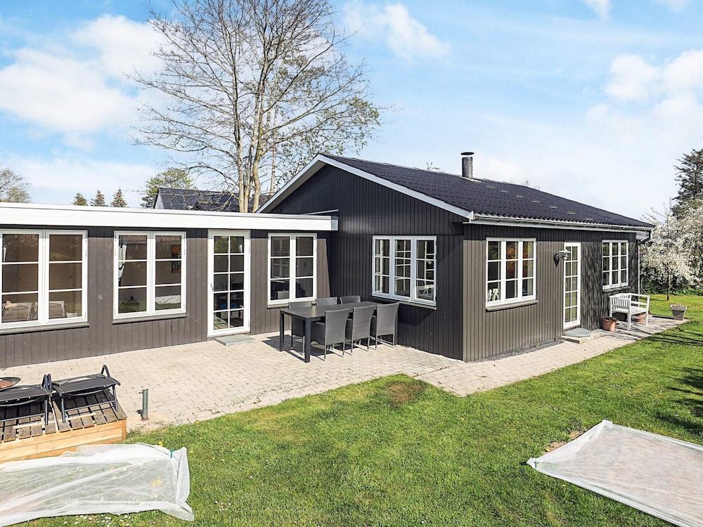 Cozy Summer House Near Ore Strand