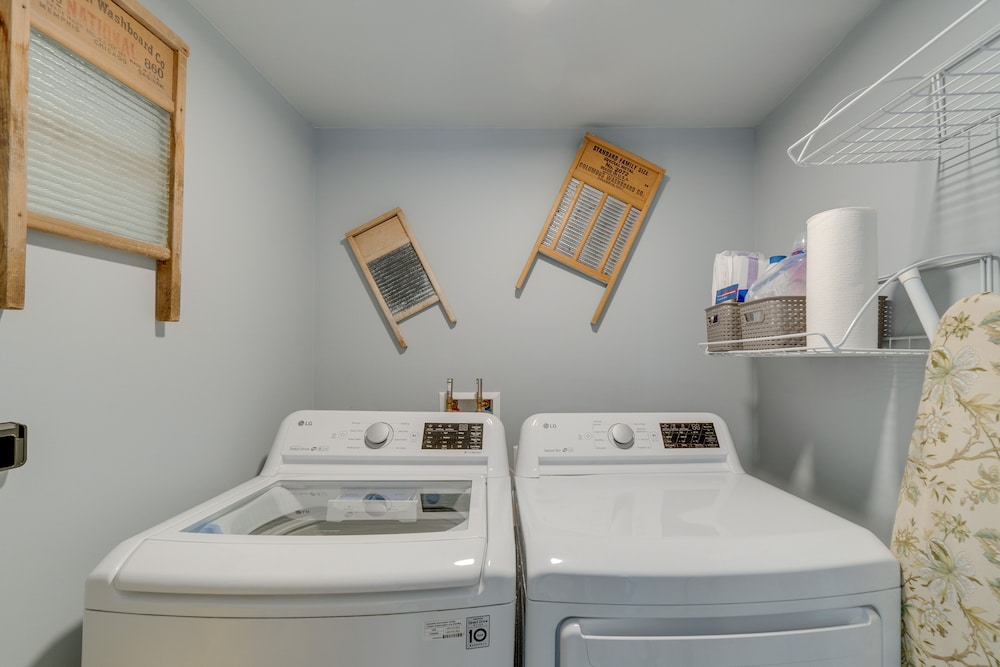 Sarasota Home w/ Pool: 4 Mi to Siesta Key Beach!