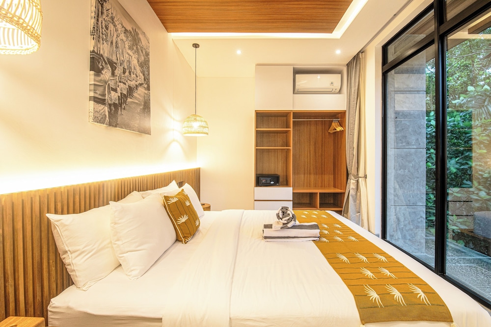 Enchanting 5BR Canggu Villa Moments to Sea