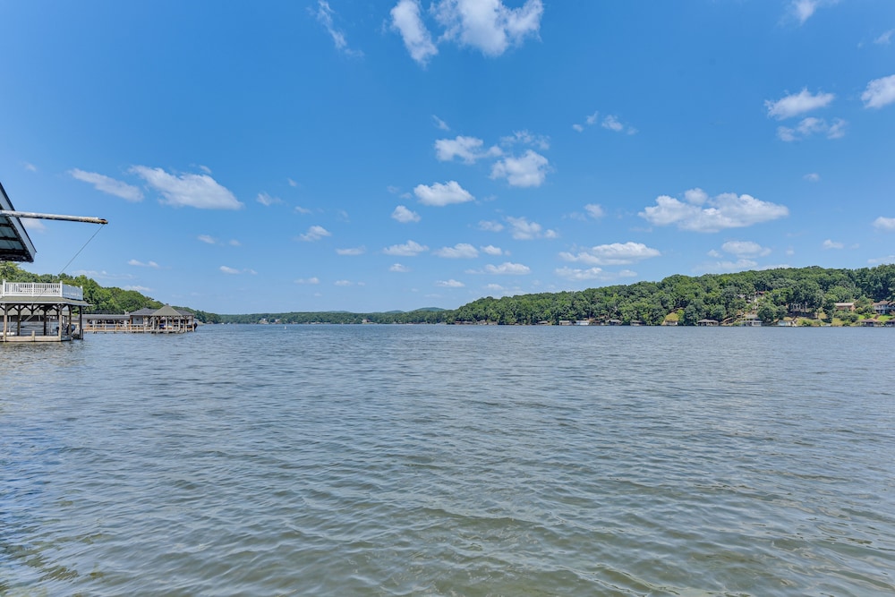 On Lake Tillery: Spacious Home w/ Screened Porch!
