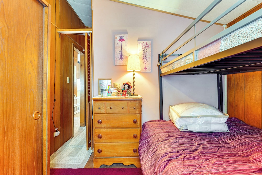 Hike, Ski & Unwind: Cabin w/ Deck in Chester!