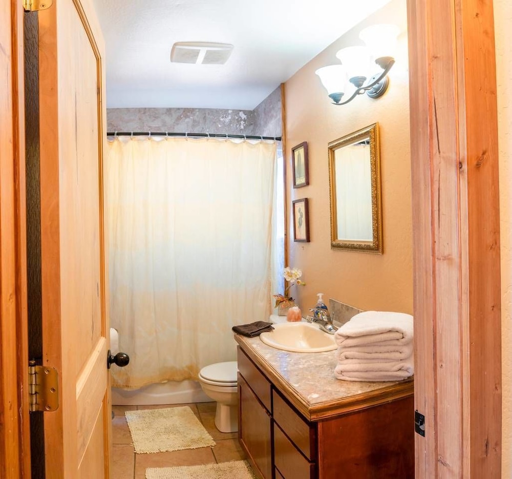 Sunset Chalet - 2600 Sq.ft. Multi-seasonal Retreat