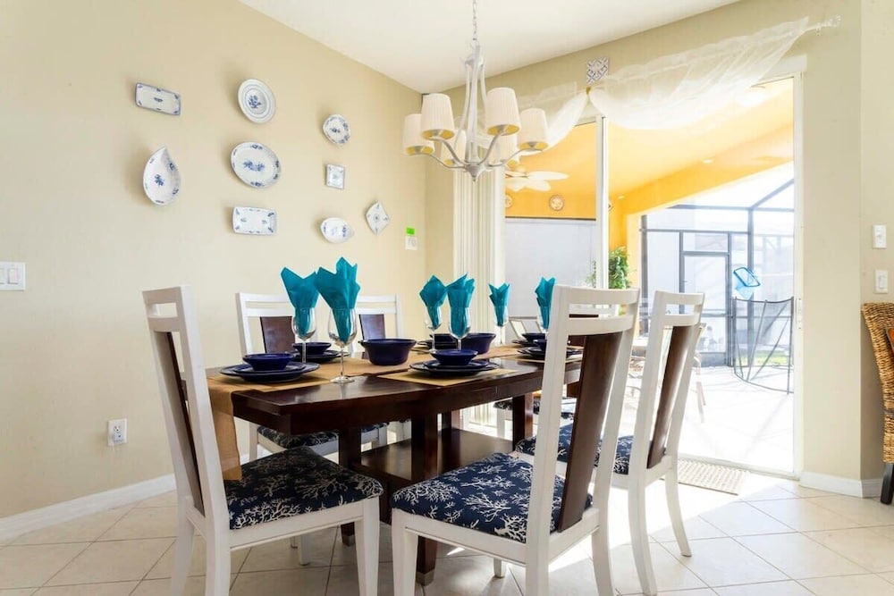 Gorgeous 4 Bedroom w/ Pool Close to Disney 920