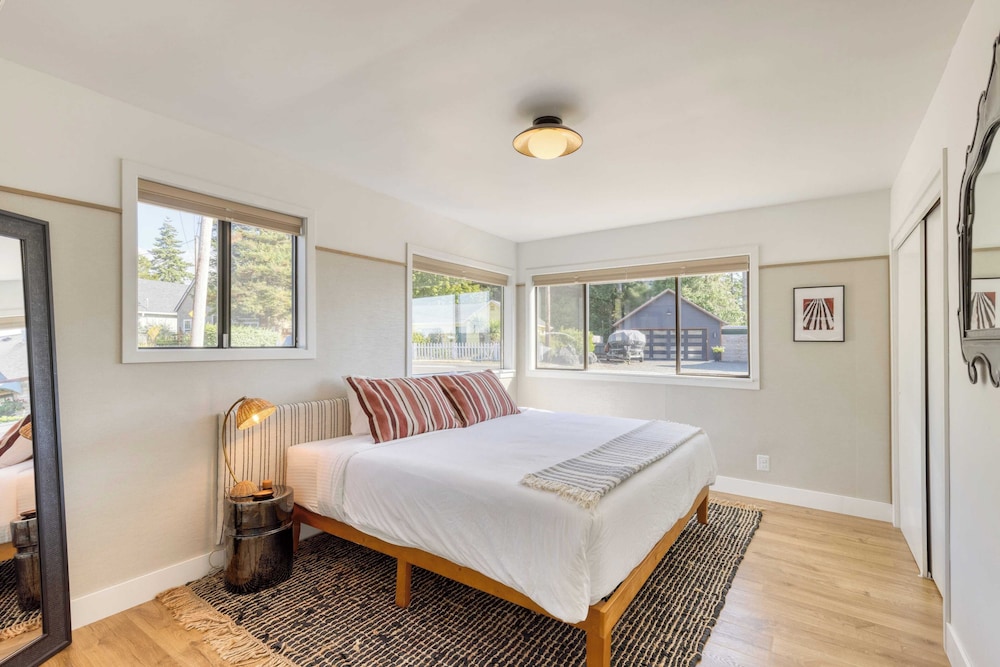 Walk to Beach & Shops Fireplace, Patio Dining & Firepit at Manzanita Ave