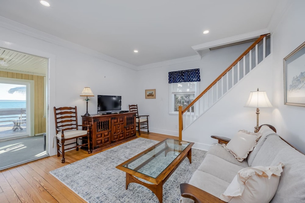 Beachfront Retreat - 5BR Home With Stunning Views
