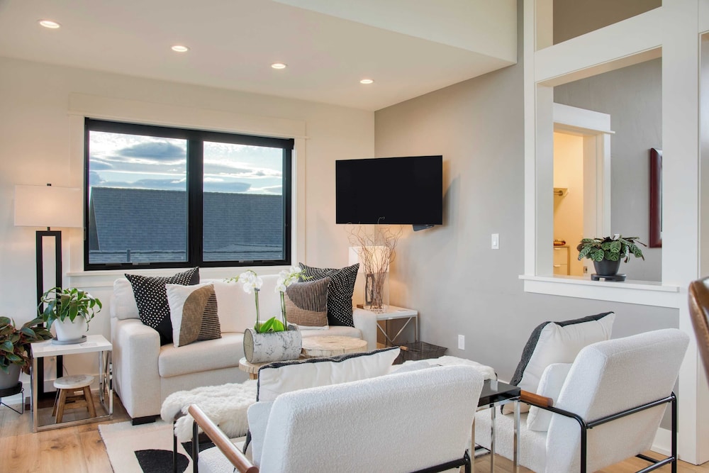 Brasada Ranch Retreat w/ Hot Tub + Views Resort Access w/ Pools, Horseback Riding, Sports, and More Hat Rock Loop by Avantstay