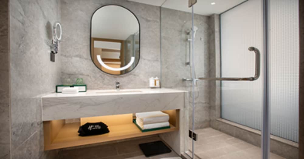 Holiday Inn Shanghai Nanjing Road by IHG 22