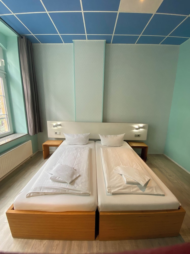 Singer109 Hostel