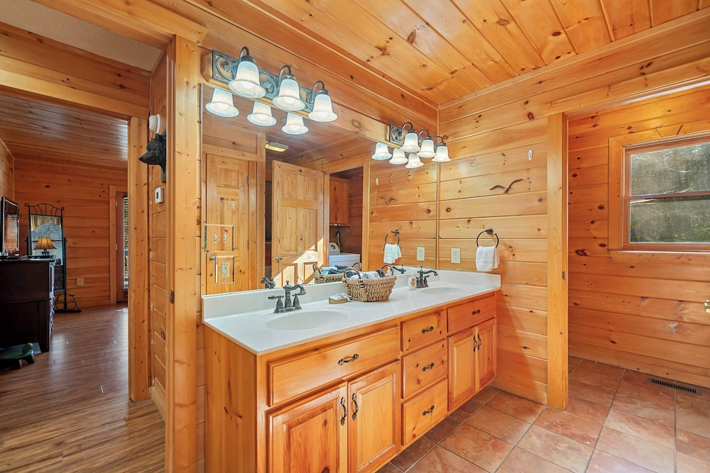 New! Riverfront Retreat Sleeps 12 Ellijay