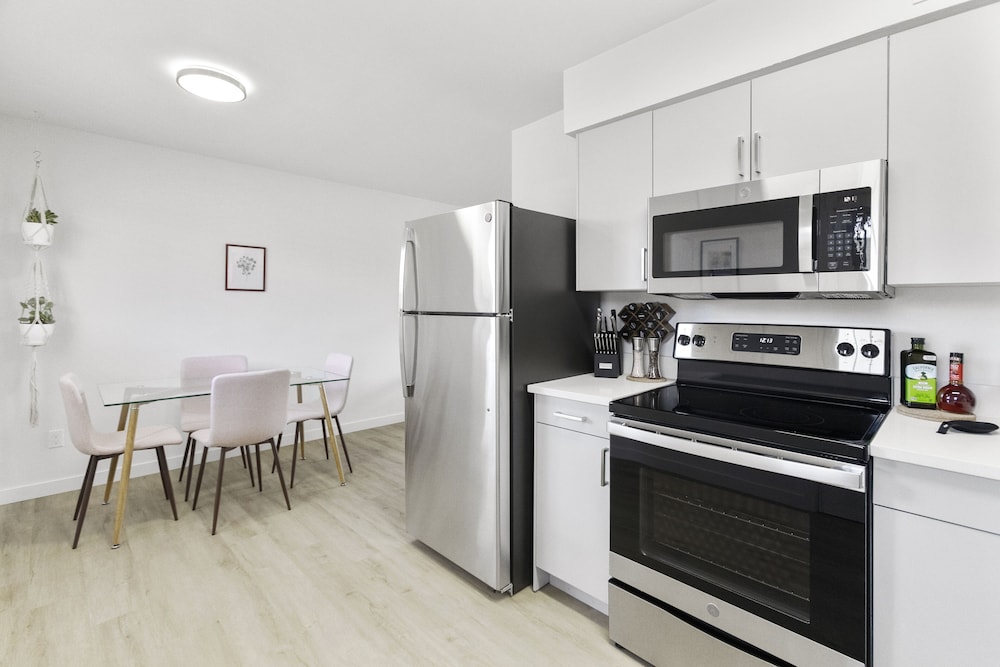 Contemporary Condo in Central Biltmore view 5