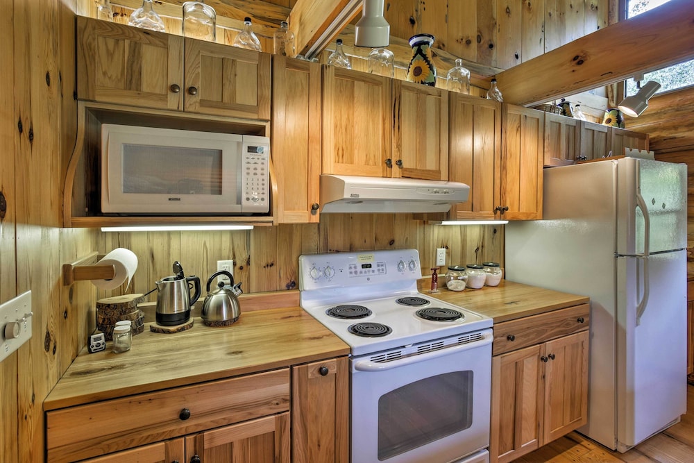 Valders Log Home Near EEA Air Show & Sheboygan! view 5