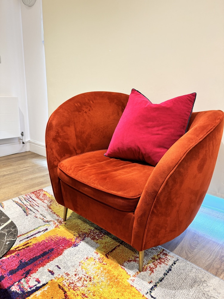 STUNNING 2 BED APARTMENT WITH PARKING