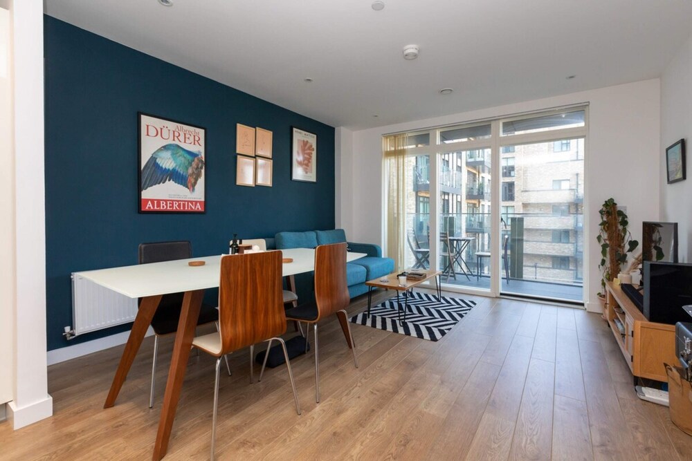 Peaceful & Vibrant 1BD Flat W/balcony- Bow Common!