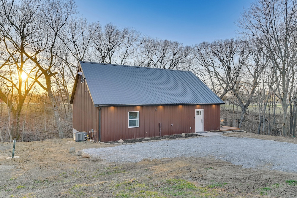 Hot Tub, Water Access: Cabin Near Lake Red Rock!