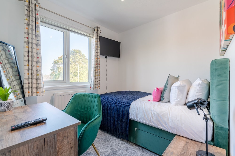Newly Renovated 2-Bed Home in Newport view 5