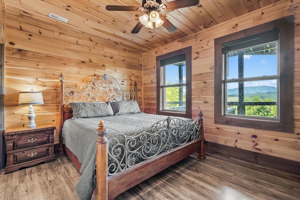 Amazing View Cabin w Gameroom Hot Tub Fire Pit
