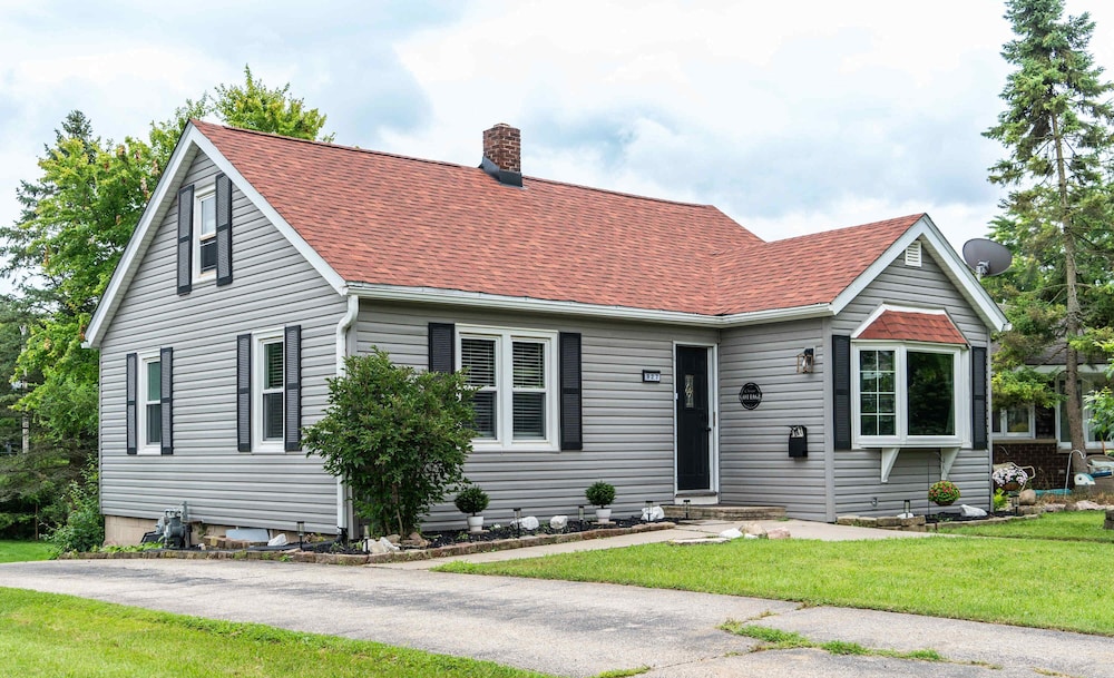 Pet Friendly Lake Geneva Getaway for 6!