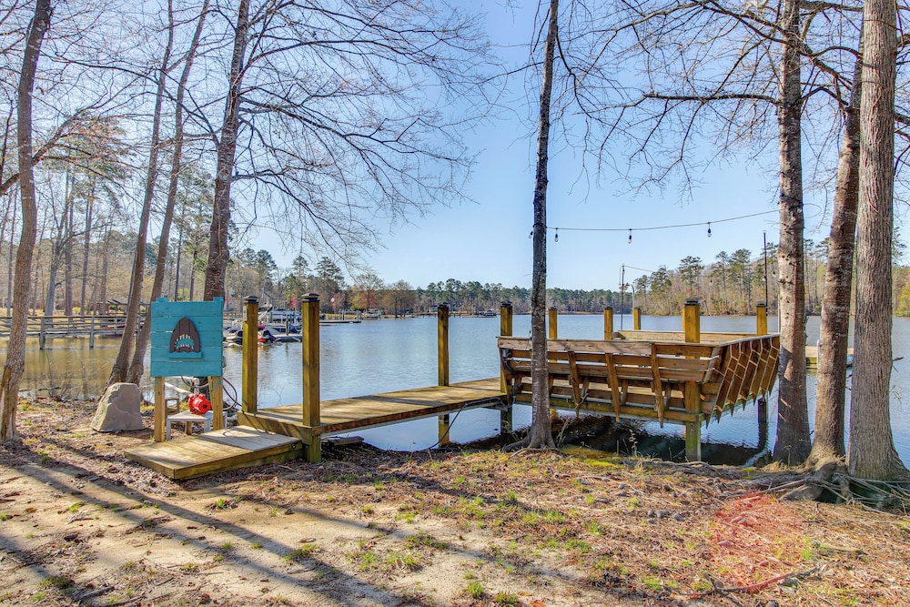 Private Dock, Fire Pit: Lake Murray Family Escape!
