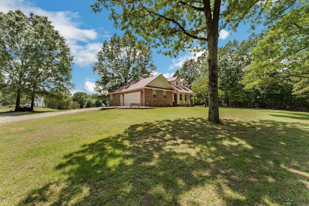 Flippin Haven: Spacious & Cozy Retreat 3 Bedroom Home by RedAwning